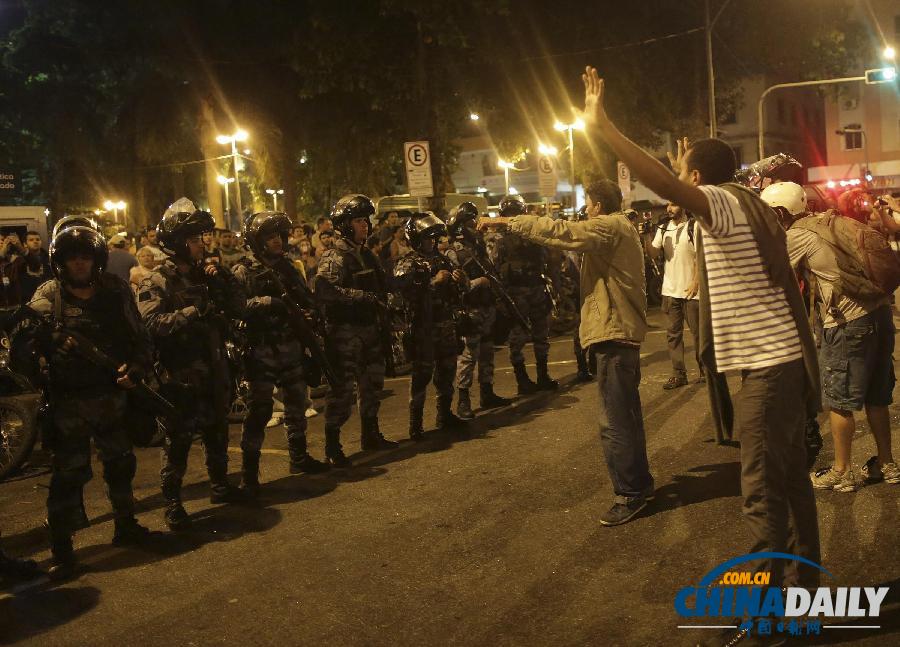 组图：巴西民众抗议罗马教皇来访 警方动用催泪弹发生冲突