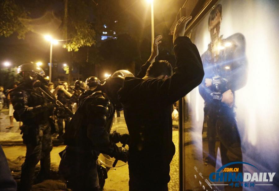 组图：巴西民众抗议罗马教皇来访 警方动用催泪弹发生冲突