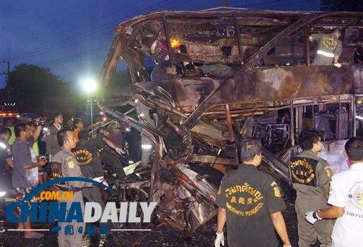 泰国卡车撞大巴致19人死亡 疑卡车司机打瞌睡造成