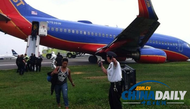美国西南航空客机降落时发生事故 10人受轻伤