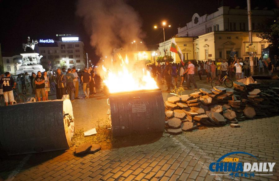 保加利亚警察突破国会大楼外示威者封锁 20人严重受伤