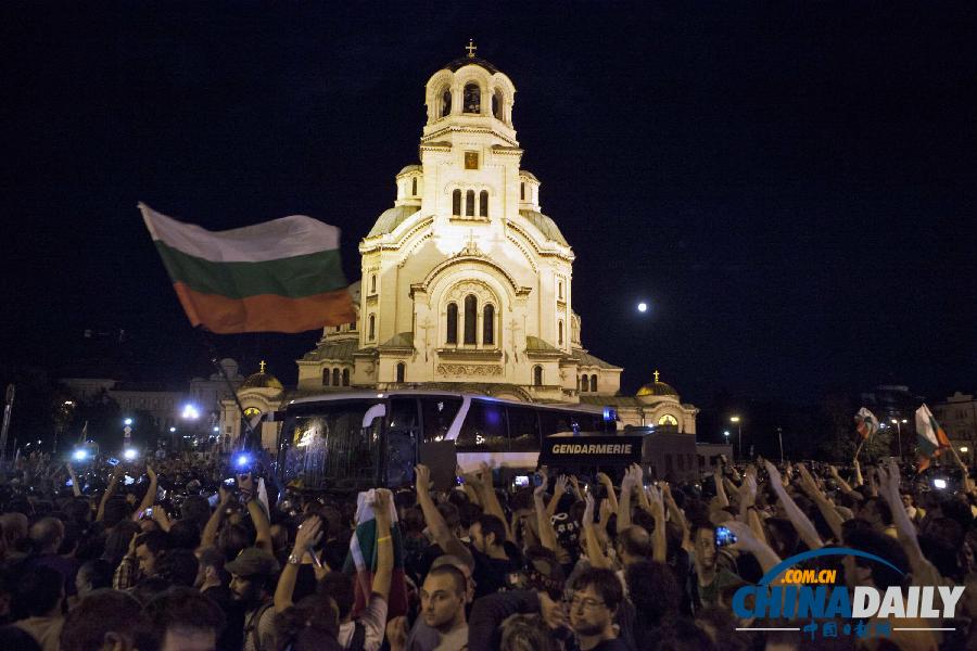保加利亚警察突破国会大楼外示威者封锁 20人严重受伤