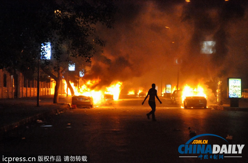埃及两派民众激烈冲突 9人死亡多车被烧（组图）