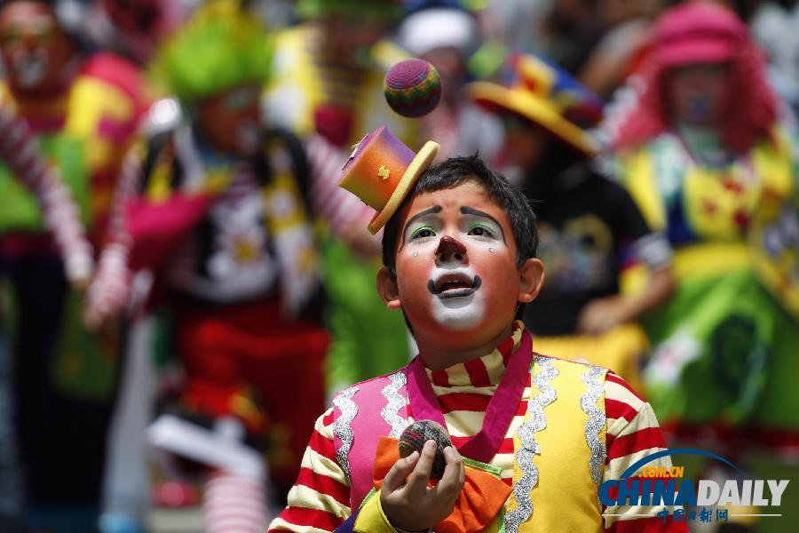 各国小丑齐聚危地马拉 奇装异服庆祝“小丑节” 