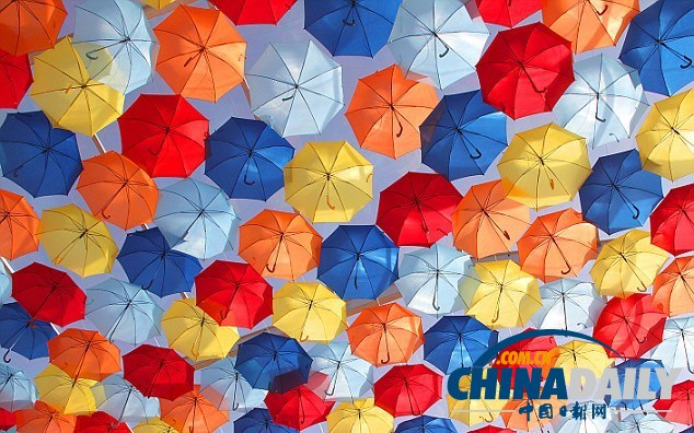 五彩雨伞漂浮半空中 葡萄牙小镇用雨伞打造童话世界