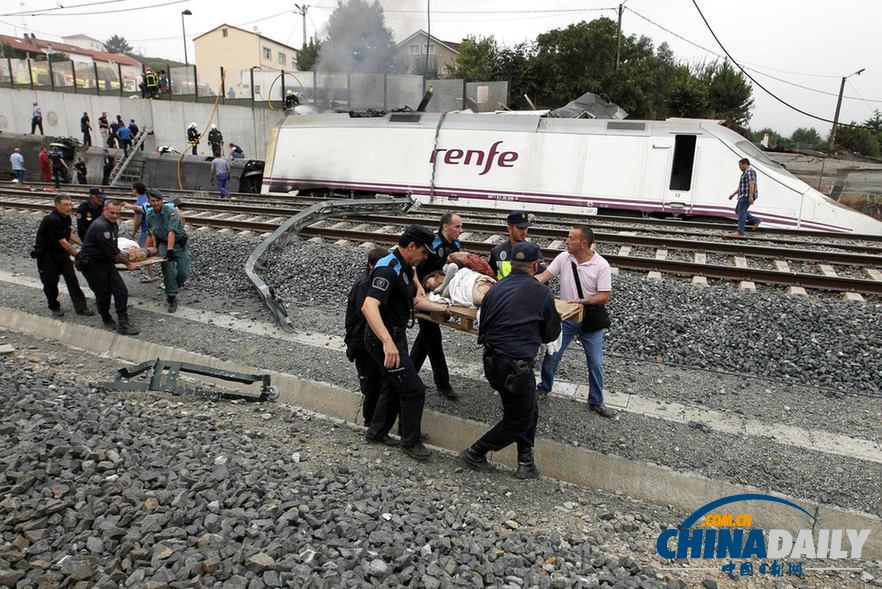 西班牙列车脱轨 至少77人死亡百余人受伤（组图）