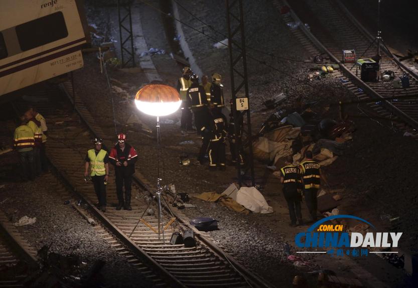 西班牙列车脱轨 至少77人死亡百余人受伤（组图）