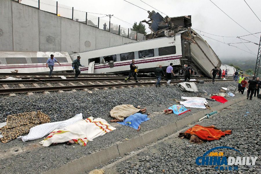 西班牙火车脱轨造成77人死亡 初步判断系意外事故