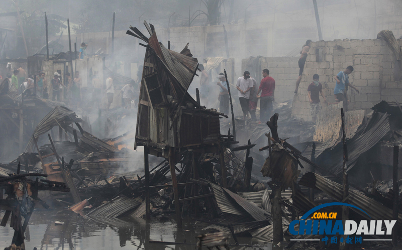 组图：菲律宾贫民窟发生火灾 约250栋房屋被毁