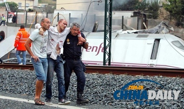 西班牙火车脱轨事故致60人丧生 宗教庆祝活动取消