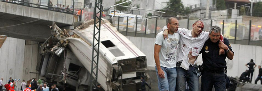 高清：西班牙发生火车脱轨事故致60死70伤