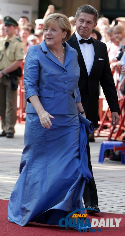 德国政要出席歌剧节活动 默克尔蓝色长裙惊艳亮相