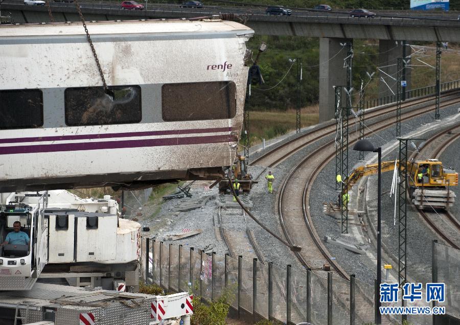 西班牙火车脱轨事故已80人死亡 全国哀悼三天