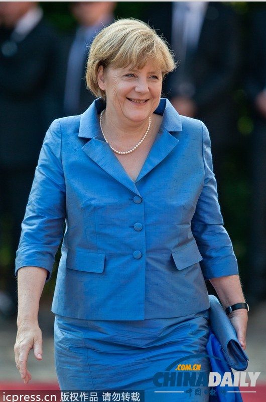 德国政要出席歌剧节活动 默克尔蓝色长裙惊艳亮相