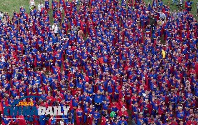 组图：867人齐聚音乐节扮超人 打破世界纪录