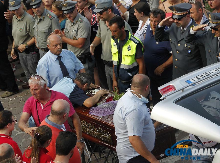 意大利大巴车祸致39人魂断归途 遇难者葬礼举行