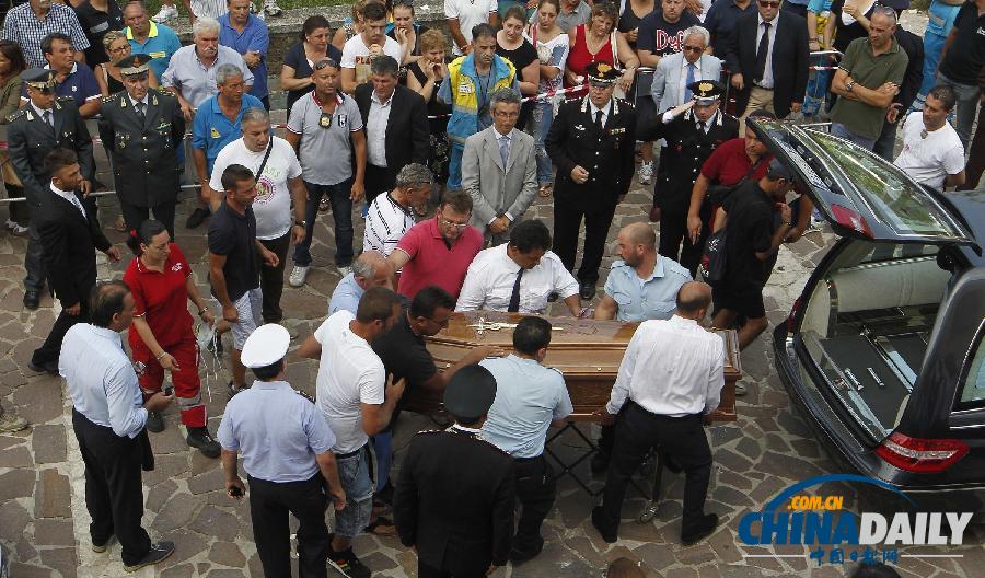 意大利大巴车祸致39人魂断归途 遇难者葬礼举行