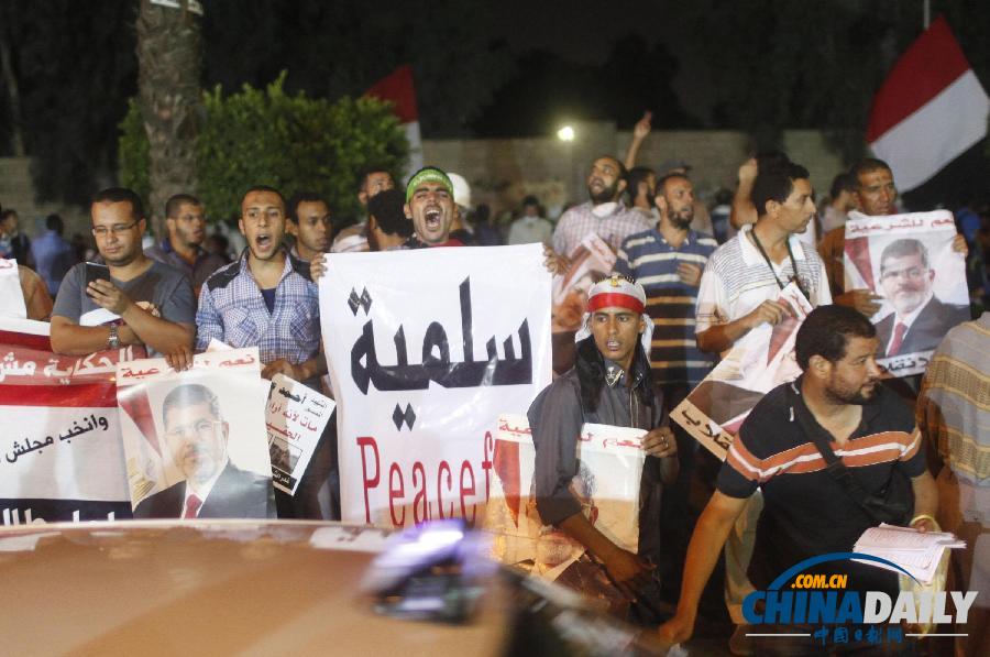 埃及穆尔西支持者开始大游行 欧盟外长将见穆尔西