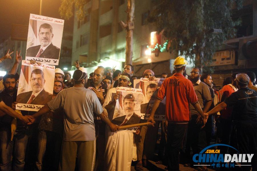 埃及穆尔西支持者开始大游行 欧盟外长将见穆尔西