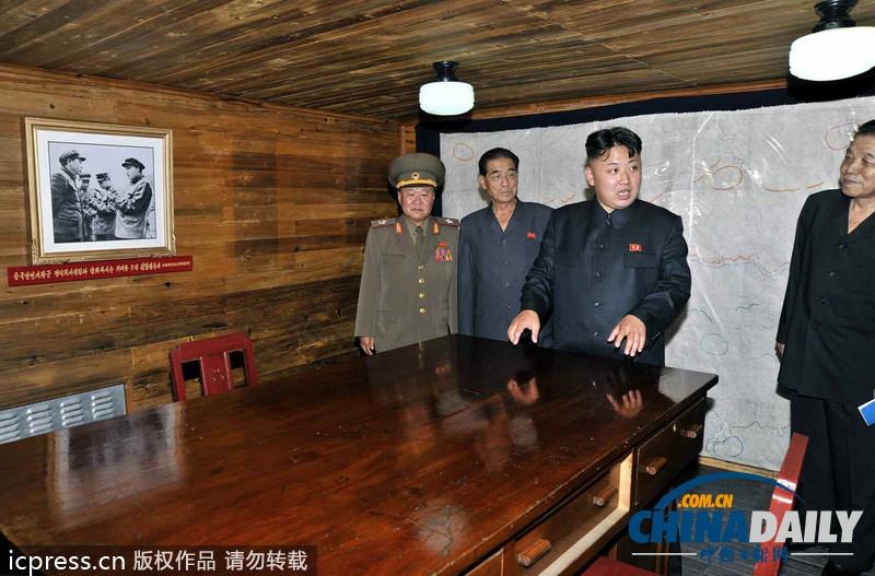 组图：金正恩参观志愿军司令部旧址 看金日成彭德怀合影