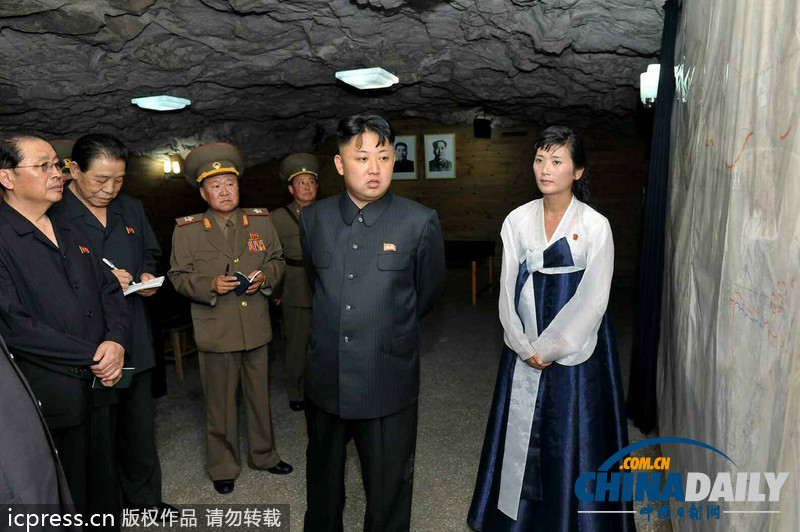 组图：金正恩参观志愿军司令部旧址 看金日成彭德怀合影