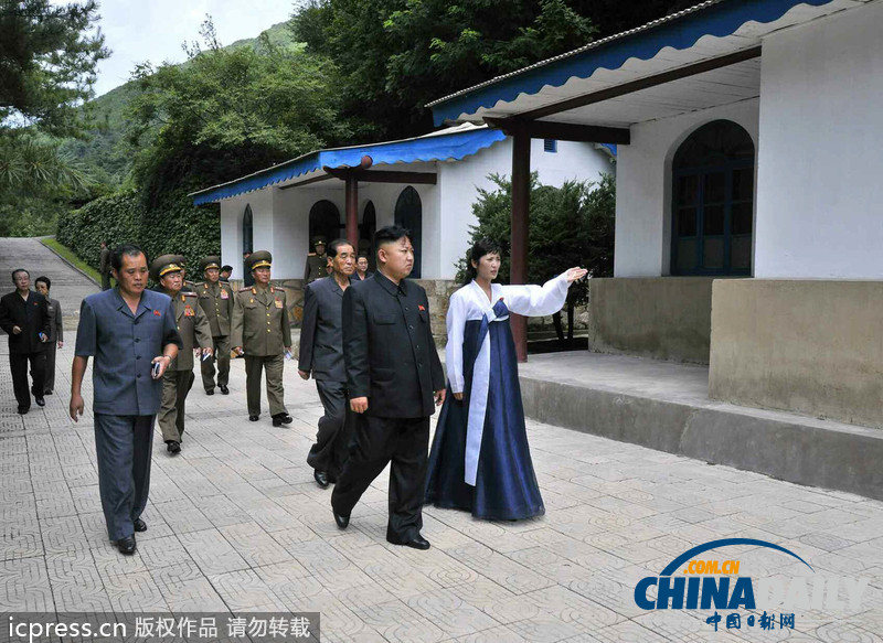 组图：金正恩参观志愿军司令部旧址 看金日成彭德怀合影