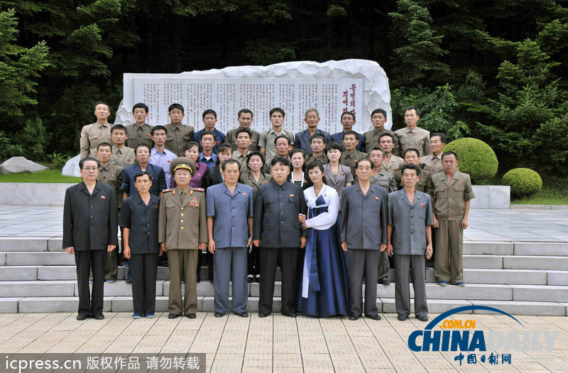 组图：金正恩参观志愿军司令部旧址 看金日成彭德怀合影