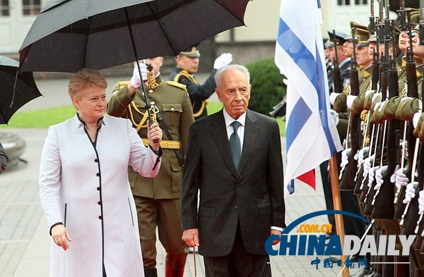 立陶宛总统会晤到访佩雷斯 亲自撑伞“服务周到”