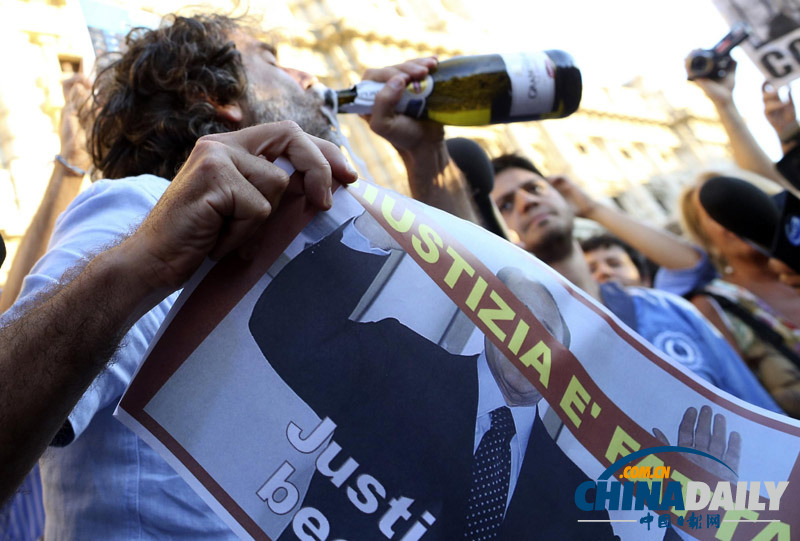 组图：意大利人豪饮香槟庆祝贝卢斯科尼被判4年监禁