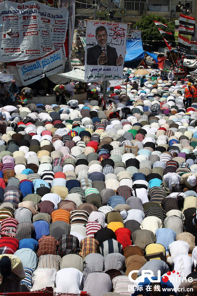 埃及穆斯林祈祷后示威 声援穆尔西
