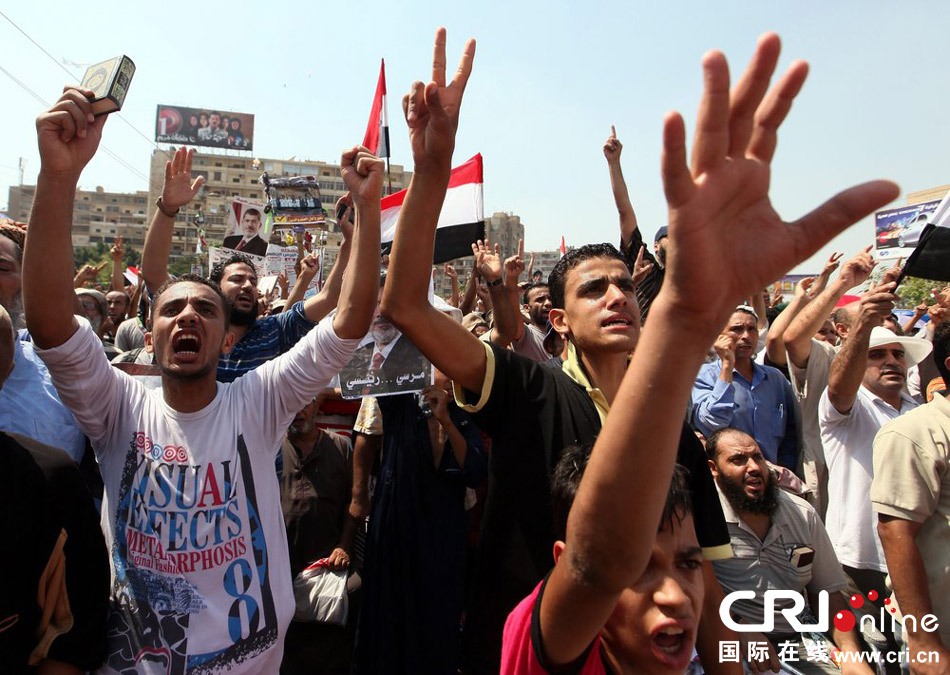 埃及穆斯林祈祷后示威 声援穆尔西