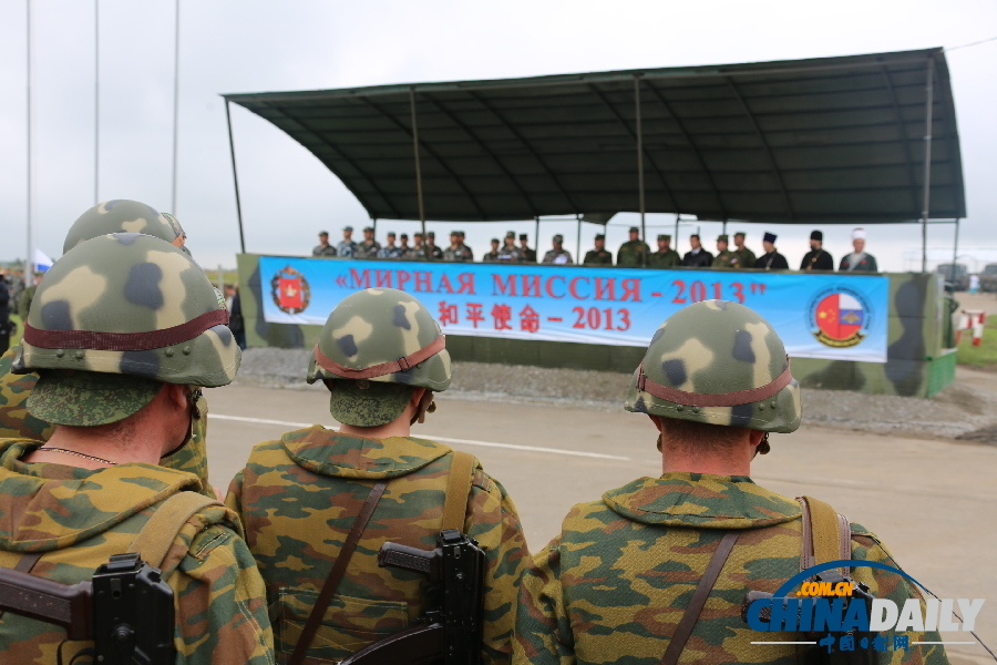 组图：“和平使命－2013”中俄联演野营村举行开营仪式