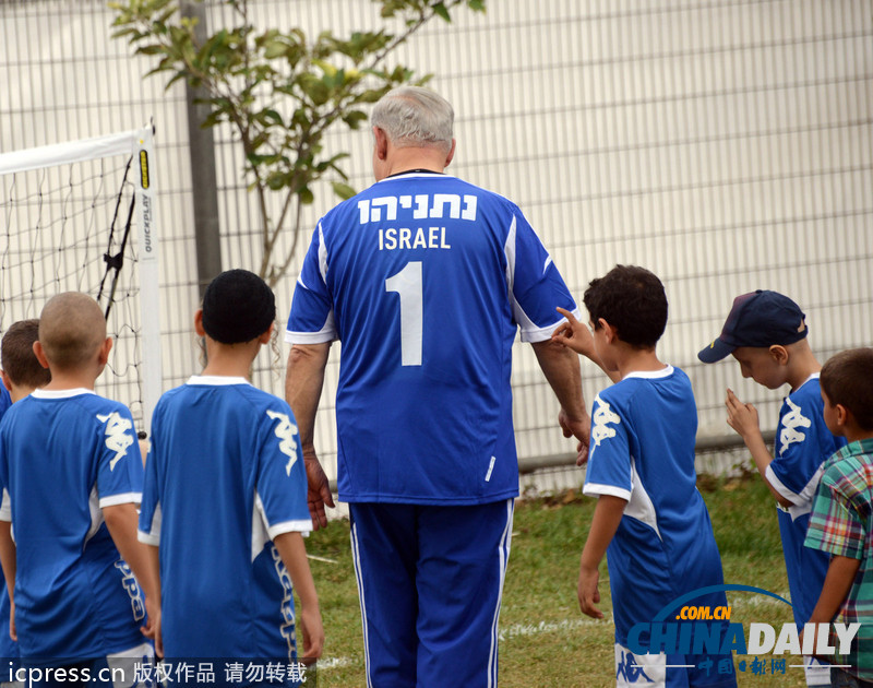 组图：内塔尼亚胡和癌症儿童一起踢球 带球动作娴熟