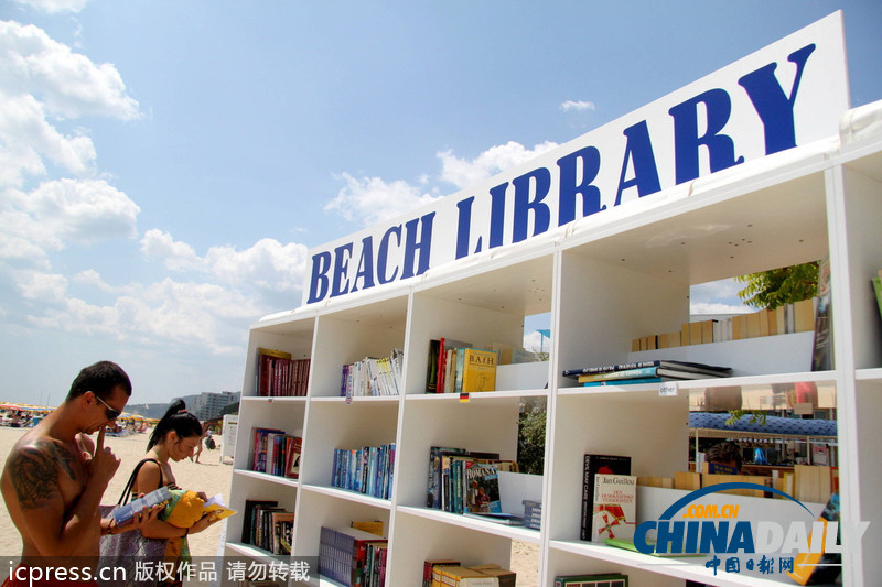保加利亚首家海滩图书馆开张 边晒太阳边看书（图）