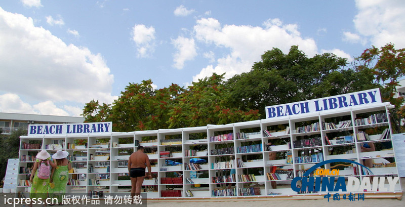 保加利亚首家海滩图书馆开张 边晒太阳边看书（图）
