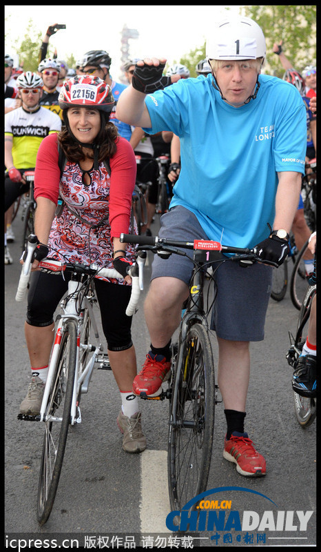 伦敦市长鲍里斯携妻子参加自行车骑行活动（组图）