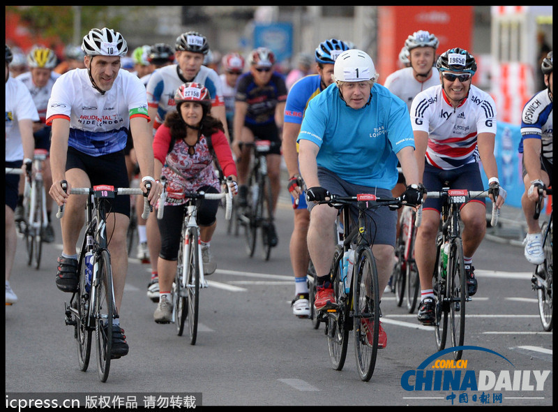 伦敦市长鲍里斯携妻子参加自行车骑行活动（组图）