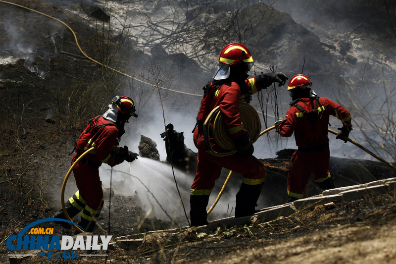 西班牙森林大火蔓延两天 火势失控（高清组图）