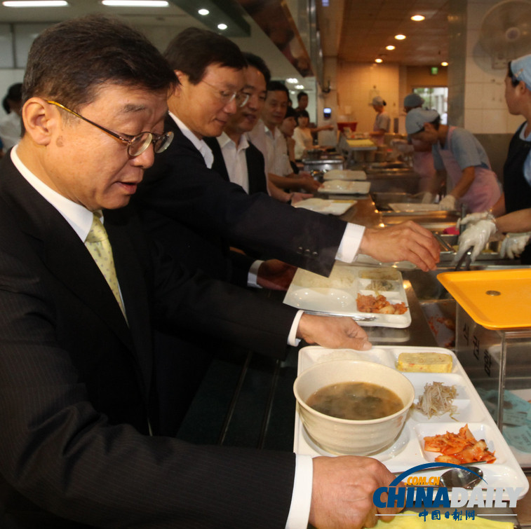 韩首尔大学校长吃食堂 缓解学生对饭菜涨价不满（图）