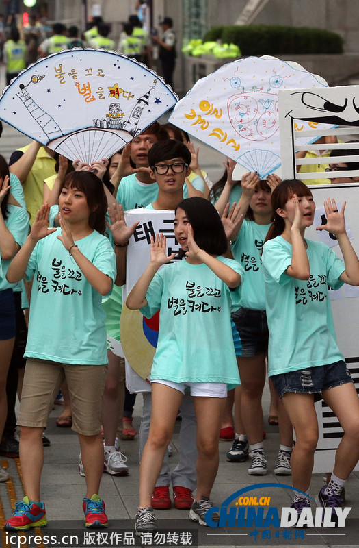韩国青年不惧高温 动感舞蹈呼吁夏季节约用电（图）