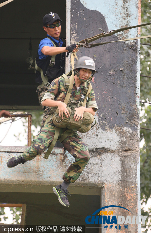 韩国青年参加陆军特训 11米高台跳下表情尴尬（图）