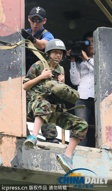 韩国青年参加陆军特训 11米高台跳下表情尴尬（图）