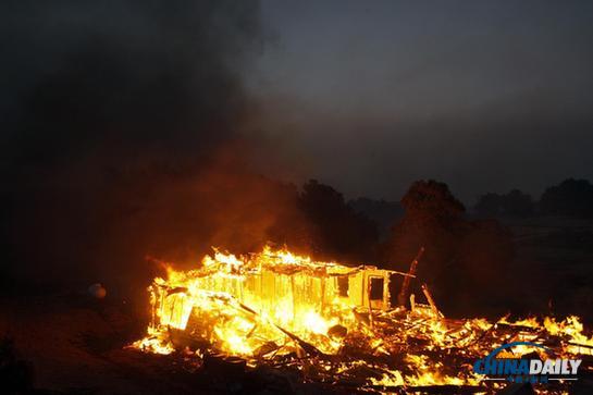 美国加州南部发生山林火灾 造成3人受伤房屋烧毁
