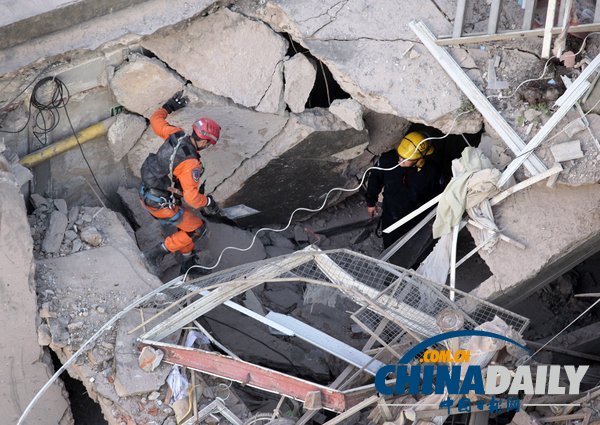 阿根廷居民楼爆炸搜救持续进行 总统视察事故现场