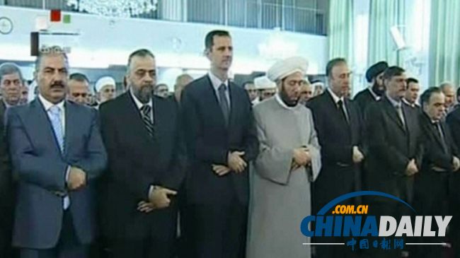 叙利亚官方称阿萨德自驾车到清真寺参加开斋节活动