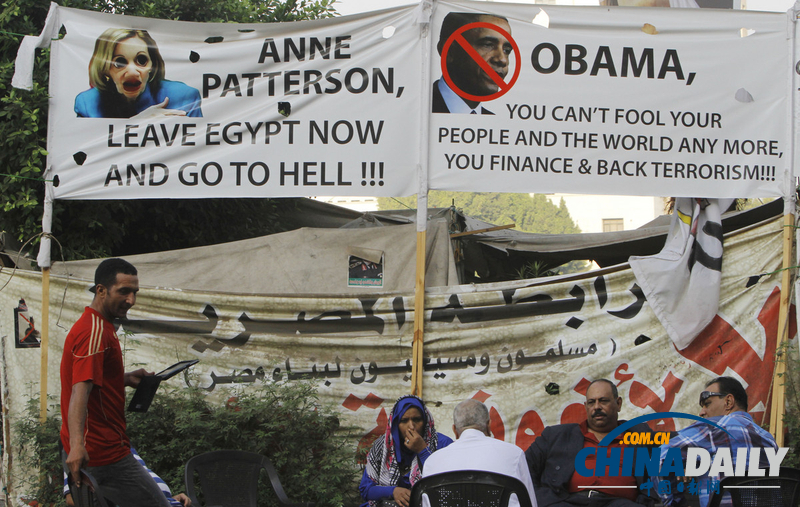 埃及穆尔西反对者头上“插刀”示威（高清组图）
