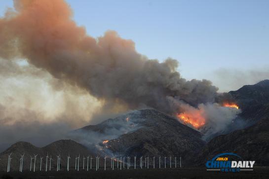 美国加州山林大火致26栋民房毁坏约1800人撤离