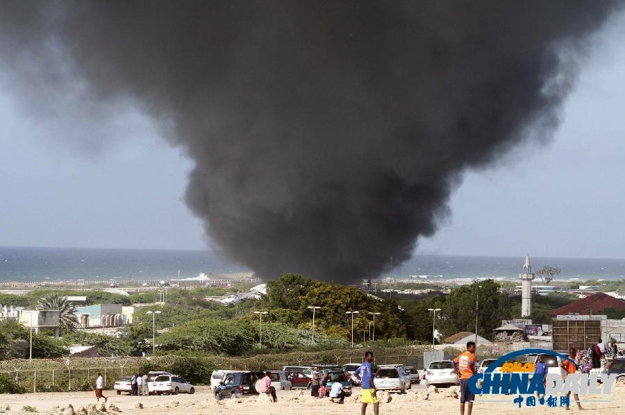 外军机在索马里首都机场起火烧毁 至少4人死亡（图）