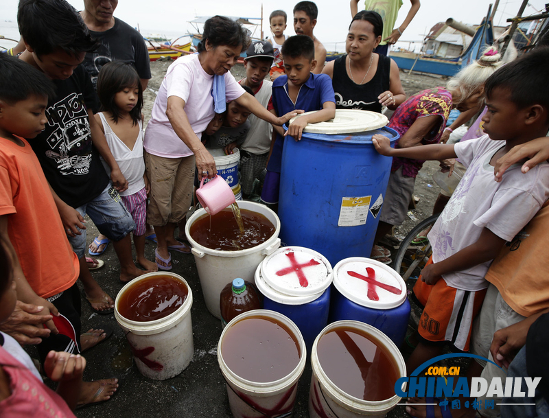 菲律宾马尼拉湾柴油泄露 居民忙收集漏油 （组图）