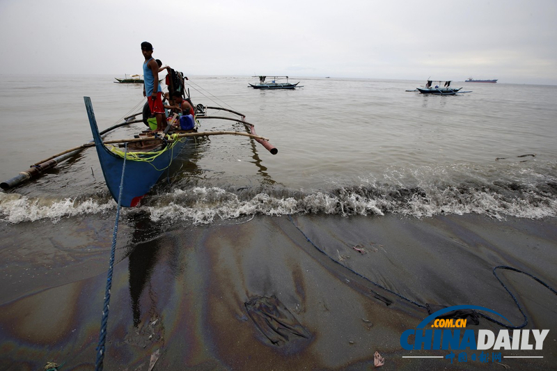 菲律宾马尼拉湾柴油泄露 居民忙收集漏油 （组图）